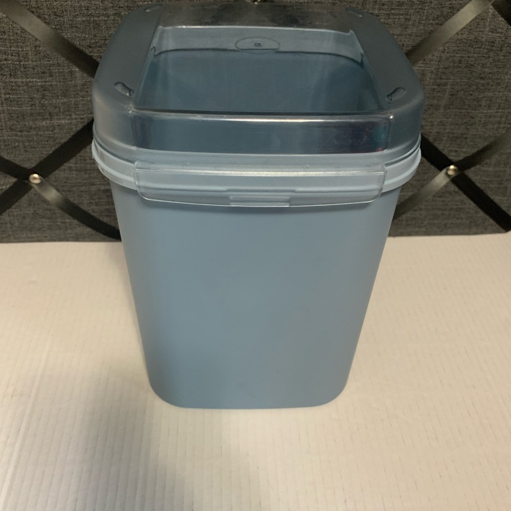 Tupperware Breadbakers Delight Easy Open Top 23cups